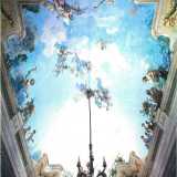 All�interno invece il soffitto e parte delle mura del salone principale erano interamente affrescati dai dipinti del noto pittore barese Antonio Lanave. La spettacolare volta raffigurava un cielo azzurro attorno al quale erano rappresentate angeli, piccoli cherubini e altri personaggi in un�atmosfera classica con fiori ed eleganti decori